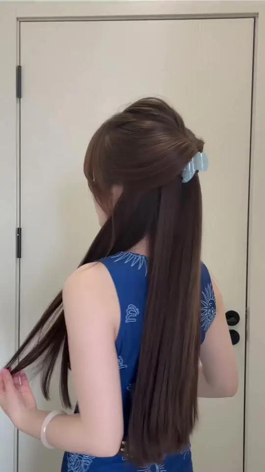 简单又好看的春日气质抓夹半扎发 #春日气质半扎发 #直发怎么扎好看 #鲨鱼夹用法 #气质蓬