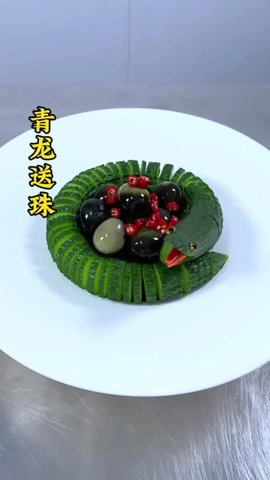 一根黄瓜几个鹌鹑皮蛋做出不一样的造型 花式新吃法 凉菜摆盘装饰技巧 凉拌皮蛋
