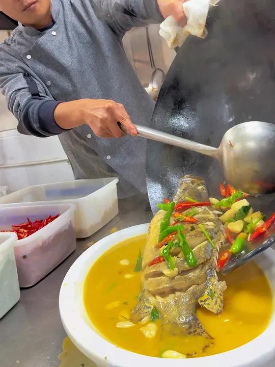 家烧咸香桂鱼:鲜桂鱼宰杀打花刀,盐、葱姜、花椒、均匀的涂抹在鱼的表面干腌5—7天。5—7天