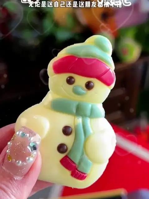 来自比利时的朵娜贝拉巧克力，纯可可脂手工制作，真的好精致好漂亮，圣诞氛围拉满圣诞节圣诞礼物