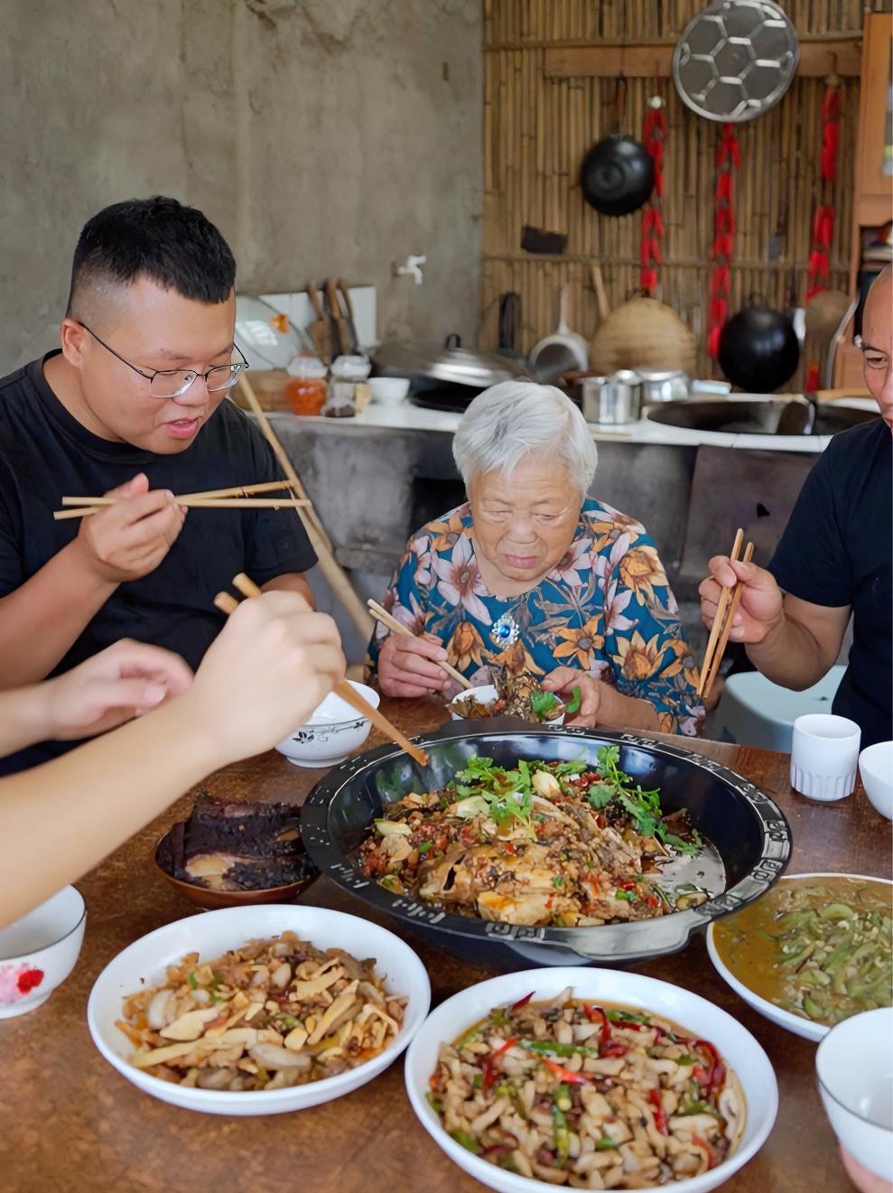 家乐拿几条“稻花鱼”打平火,用泡菜焖一锅,味道简直不摆了!我的乡村生活