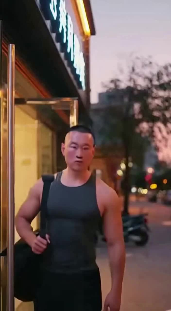 肌肉男被喊昵称?当场学鸡叫!