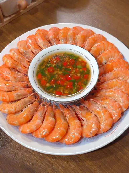 马上就要中秋节了,餐桌上一般都少不了这道硬菜白灼虾,学会了这道菜,一上桌就抢光光 白灼虾 