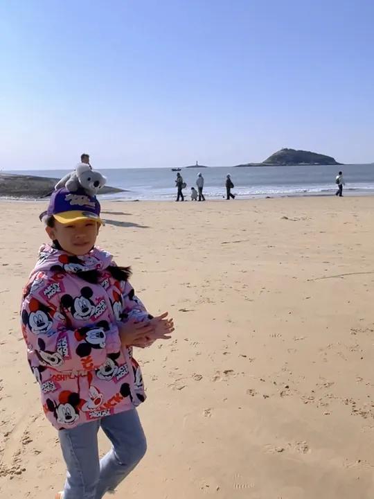 这里是福建东山岛小鱼骨沙洲,满潮时就是一片海,随着潮汐变化才会出现这条路形成双面海的景观