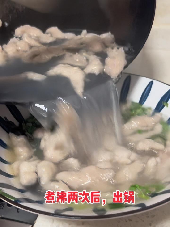 福鼎肉片是这个夏天的救赎,热辣的天气根本不想吃饭,来一碗酸酸又有嚼劲的福鼎肉片,好像充进了