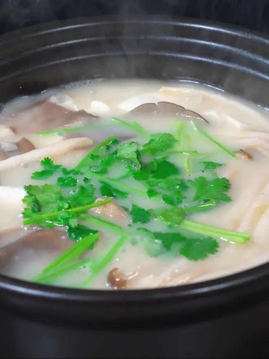 鲫鱼汤像我这么做又浓又白,还没有鱼刺,大人孩子都可以大口的喝