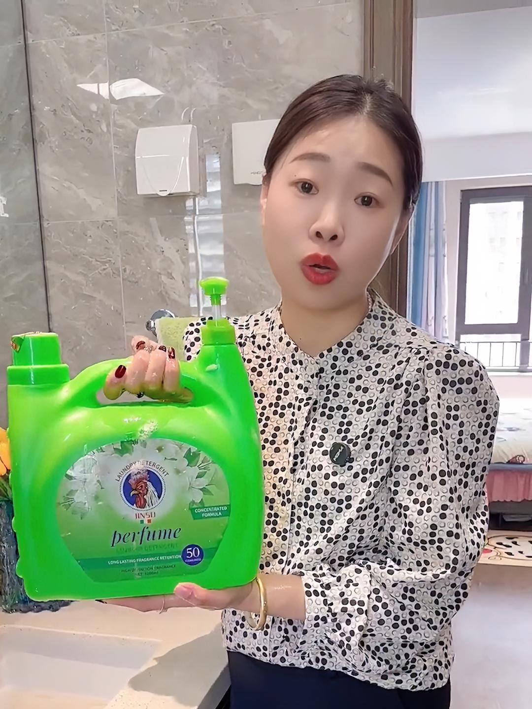 意大利大公鸡洗衣液 一大桶12斤才19.9 还是洗护二合一的 一边按压泵一边直接倒 设计的