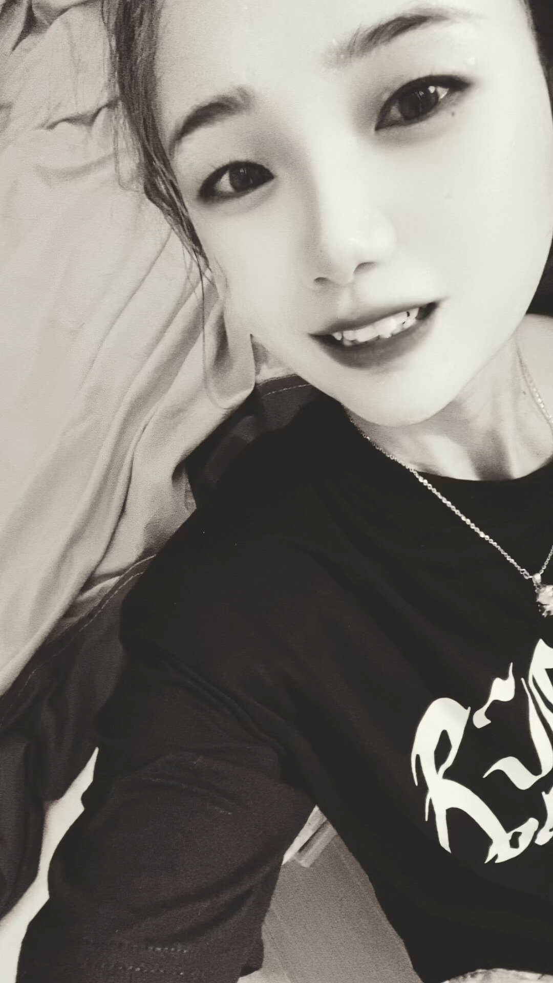 圣罗兰的广告语:我爱你是真的,但你是自由的