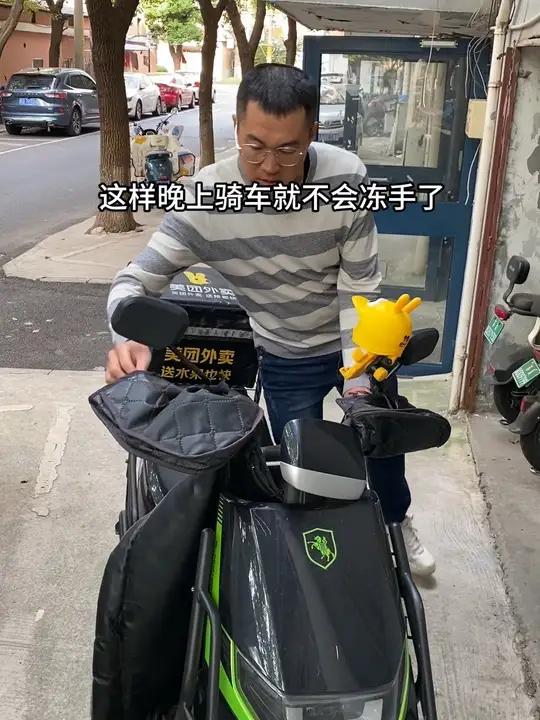 一个人下班,一热人吃饭,今天给自己安排了辣椒鸡蛋火腿肠拌面特别好吃 日常vlog