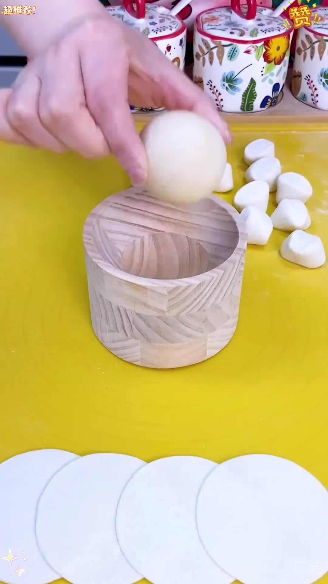 过年包水饺一定少不了这个 压饺子皮神器,轻轻转一转又圆又薄的饺子皮就压好了,包出来饺子好看