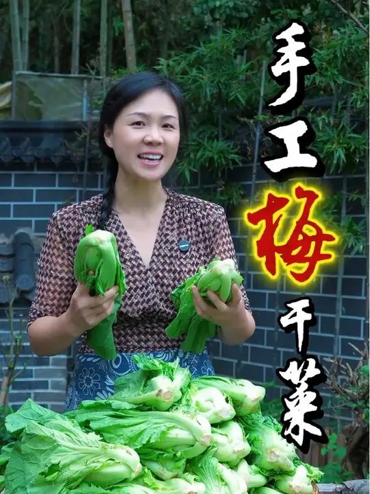 在我们老家,家家户户都会做上一些梅干菜。它可是我们客家人,餐桌上必不可少的美食,不管是蒸肉