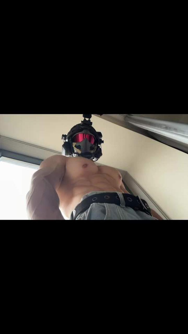 肌肉男覆面cos威龙，新红皮泳池派对秀胸肌腹肌