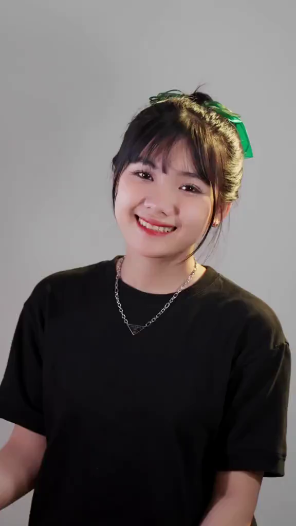 绿发饰女生演绎灵动手势舞表情活泼