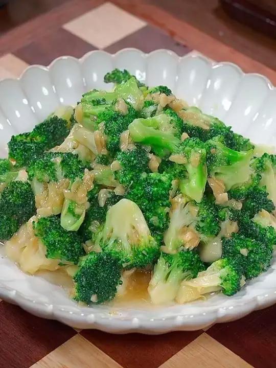 过年的餐桌上不要总是大鱼大肉，做一道蒜蓉西兰花，蒜香浓郁，清淡健康又好吃