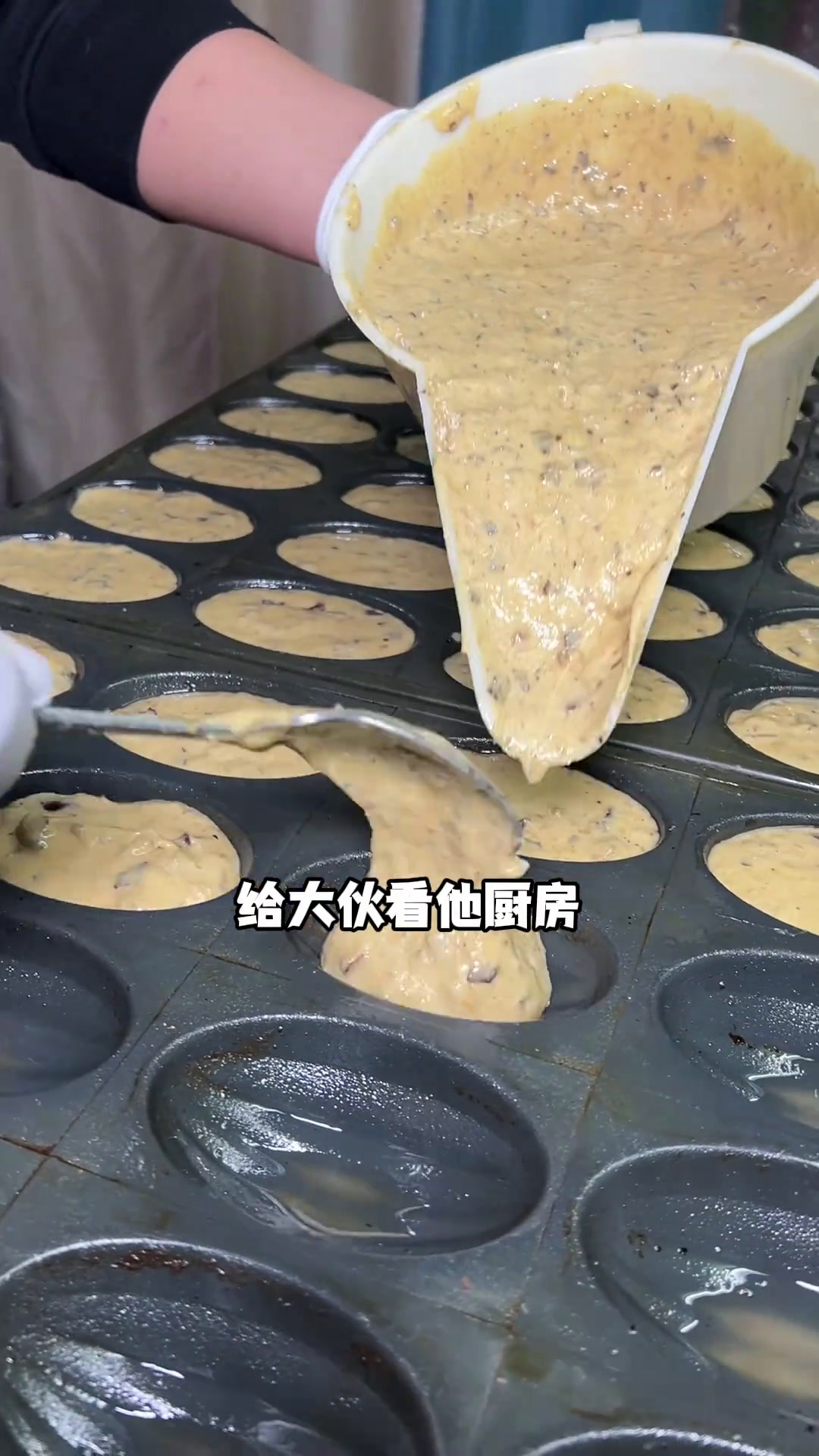 在新汶卖的很火的红枣糕也来我们大新泰啦！主打就是小时候的味道，好吃不腻还健康！跟着来特色小
