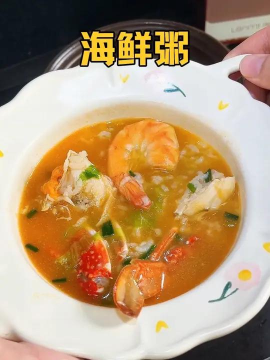 天冷了,给家人做一锅鲜美的海鲜砂锅粥,虾鲜蟹香,鲜掉眉毛～