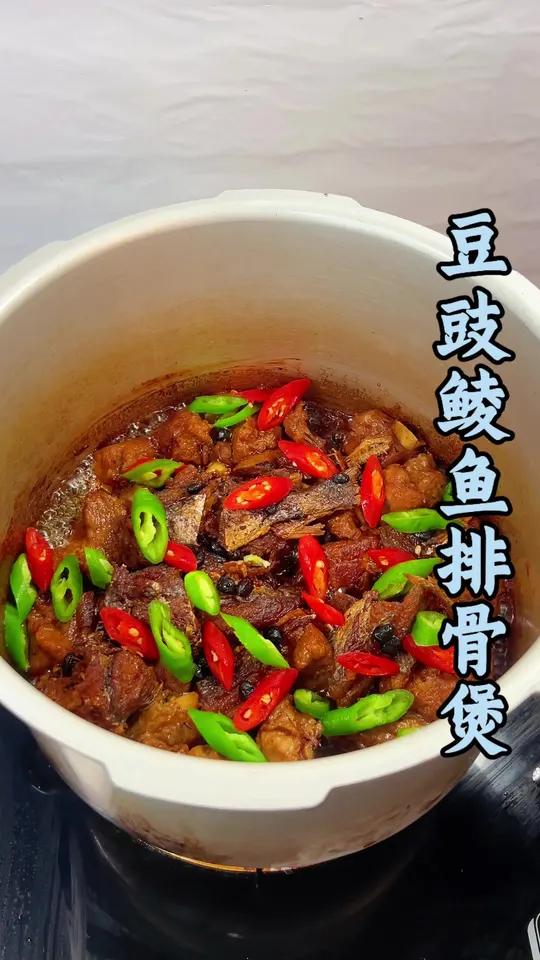 排骨和豆豉鲮鱼的神仙搭配,一口爆汁 二口咸香 三口着迷,好吃到跺脚,简单又快速,巨好吃巨香