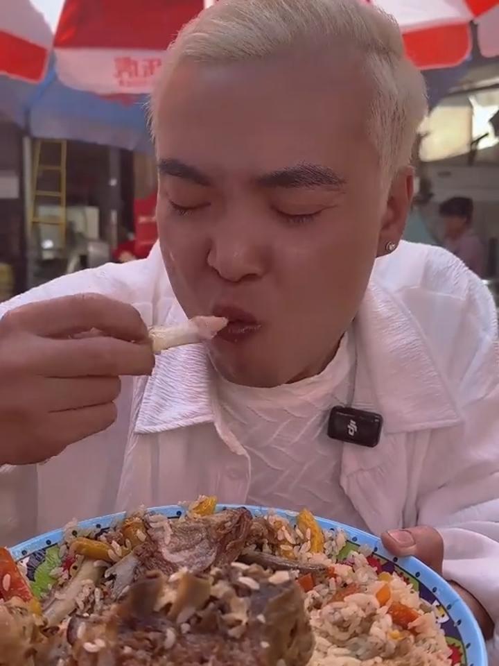 盘新疆拌面烤肉,极限20分钟炫羊腿 拌面 馕坑肉