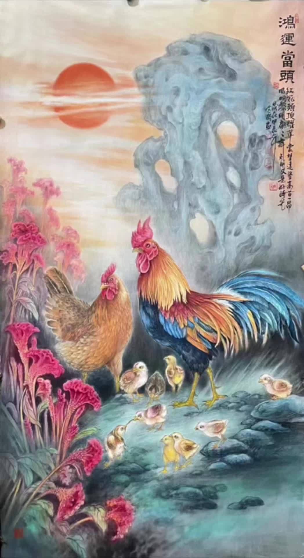 1、公鸡头上戴冠+鸡冠花(官上加官,步步高升之意,寓意事业越做越好);2、公鸡母鸡小鸡(家