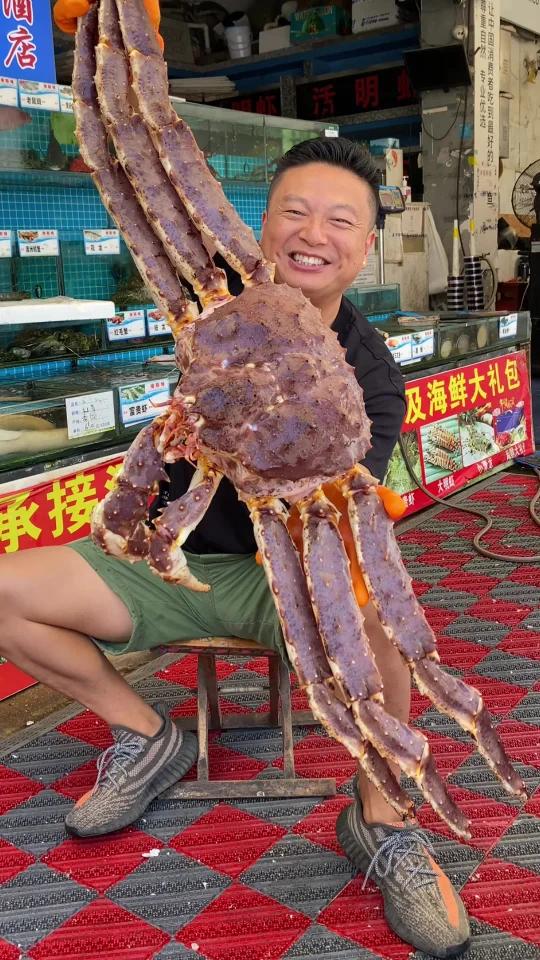十五斤巨型帝王蟹!目前国内最大的一只,大粗腿做龙穿虎肚,身体沸腾鱼片尝尝味道怎么样~