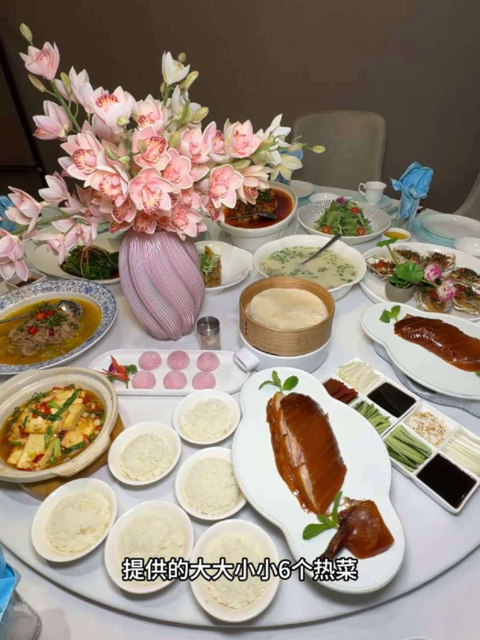 附近美食团购 烤鸭 宴请餐厅 性价比美食 398烤鸭6人餐,六荤2素,一整只烤鸭,汤甜品米