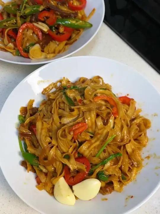 你一定要试一下这个五花肉炒刀削面,他真的巨巨巨巨巨巨好吃!