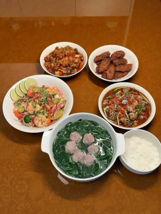 今天的饭菜:柠檬酸辣虾、爆炒牛蛙、蒜香黄油蜂蜜鸡翅、芥末花螺、菠菜肉圆汤