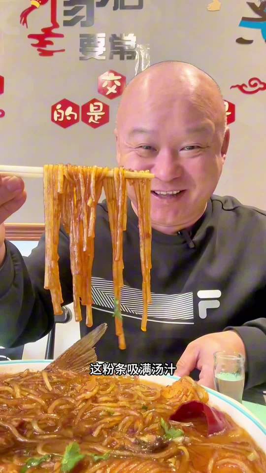 中年男人下班后的惬意生活，炖鱼配小酒，纪录真实生活