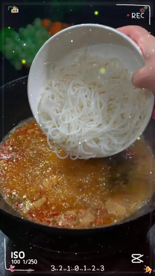 天冷就喜欢这个 肉末酸菜汤米粉 越吃越停不下来 家常菜 美食教程