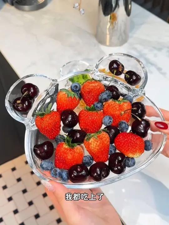 玻璃小熊饺子盘,很厚实耐高温,带着醋碟,容量也很大