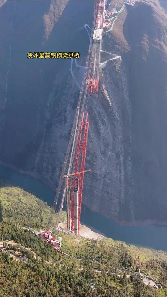 贵州最高钢桁梁拱桥，这样的高的桥看来只有贵州才能建，还是那句话，世界桥梁看中国中国桥梁看贵