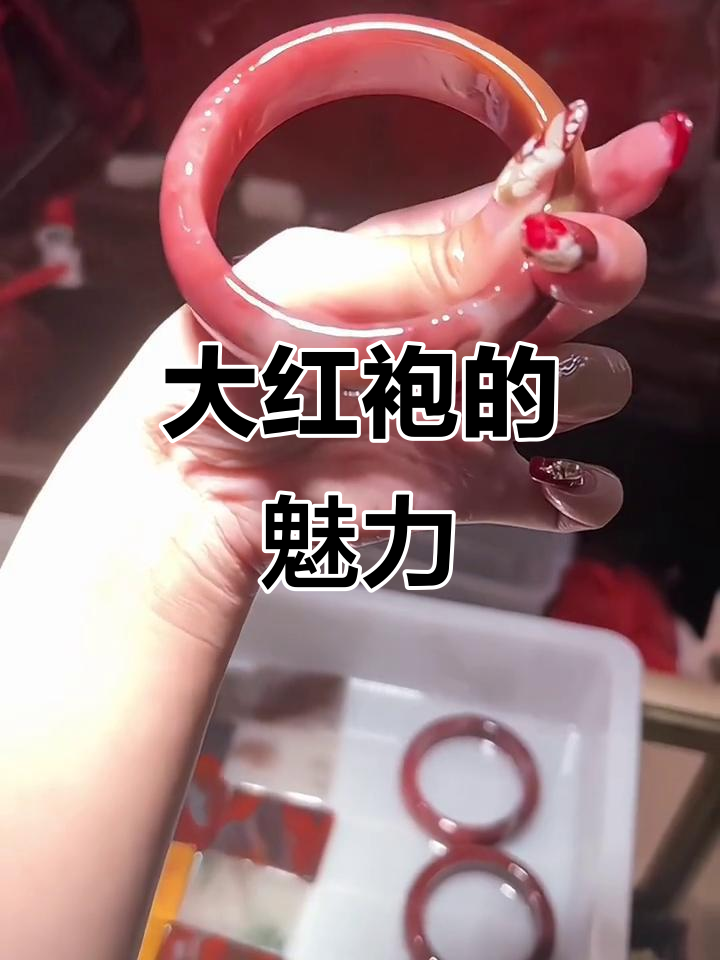 桂林鸡血玉大红袍，被誉为玉石中的皇后