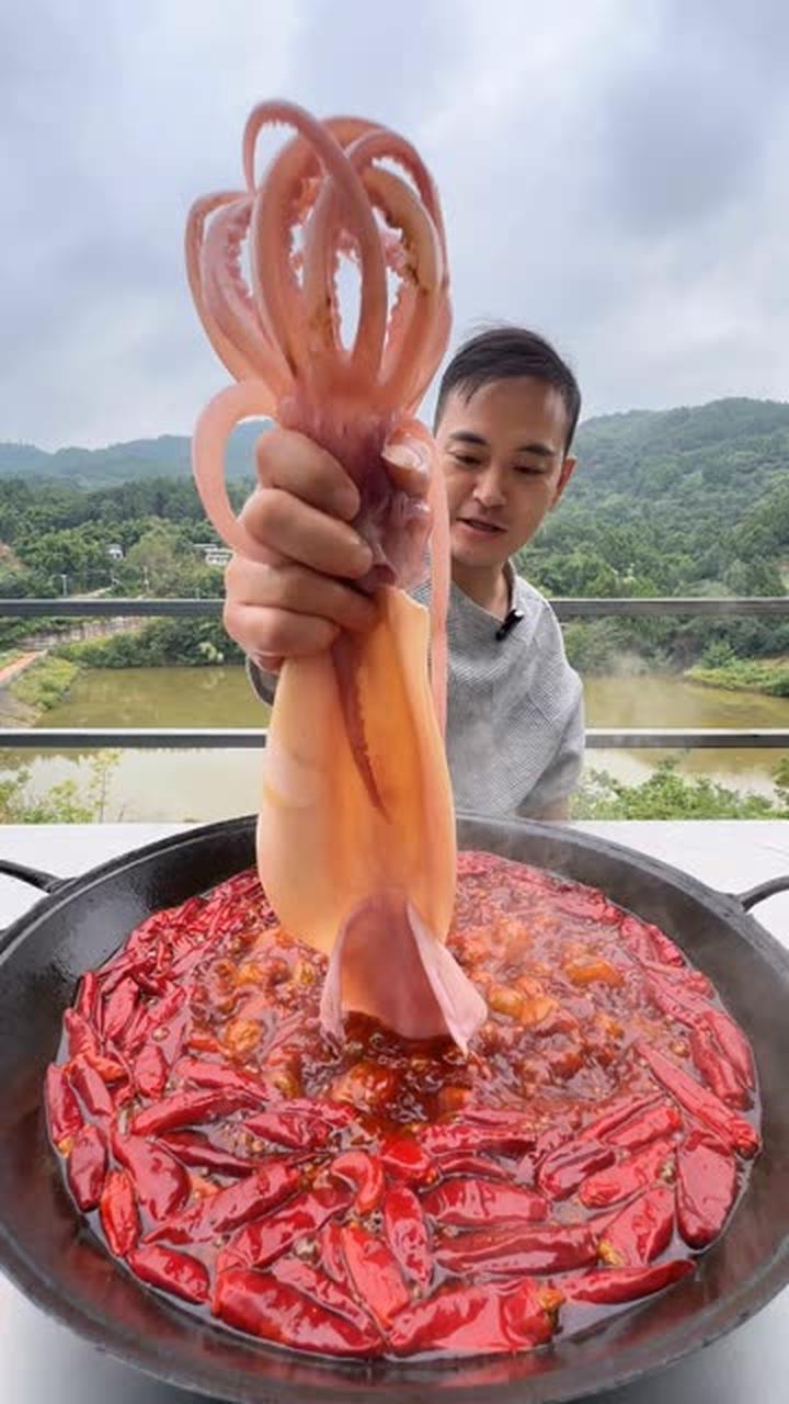 纯牛油老火锅煮出鲜香大鱿鱼,太香啦!