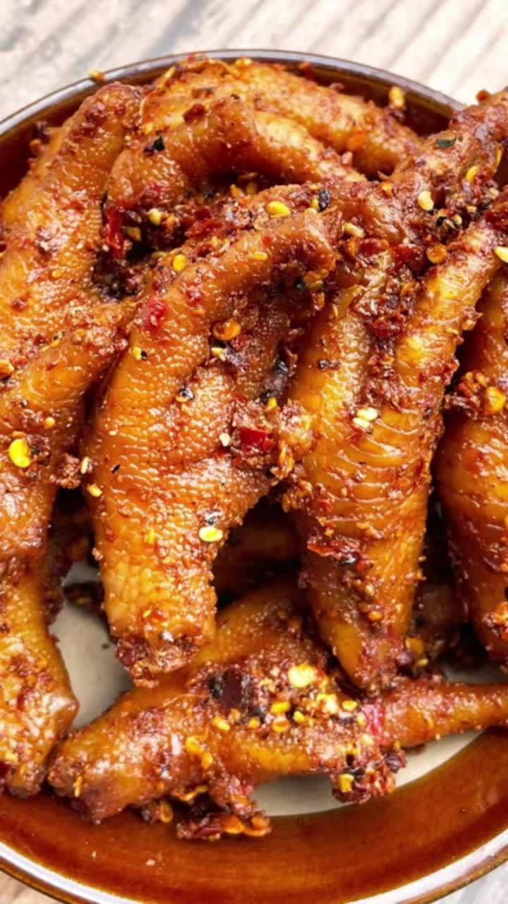 尝一口云南特产佤味麻辣鸡脚苤菜根,麻辣味十足,瞬间让你感受到舌尖上的狂欢!现做现发,每一根
