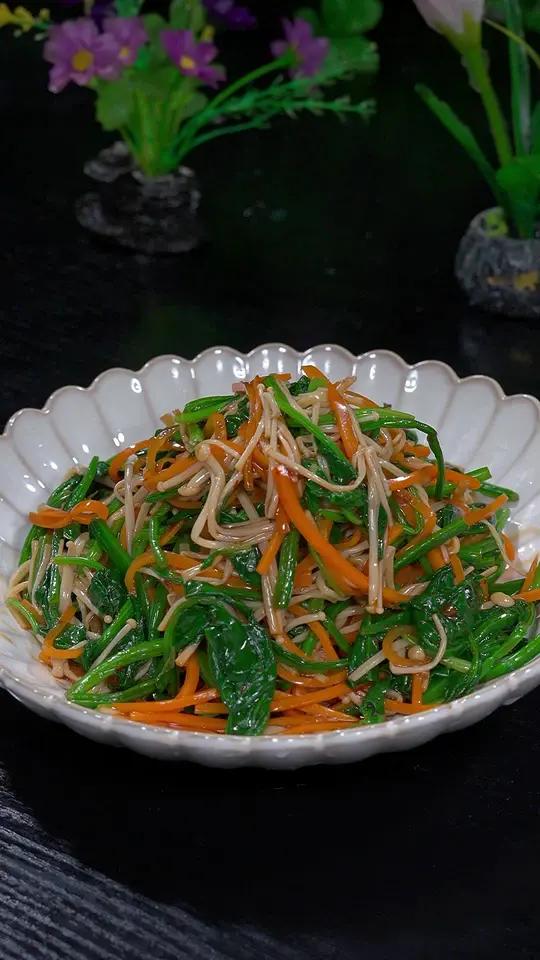 我是万万没有想到,两块钱的金针菇,一块钱的菠菜,做出来的凉拌菜竟然这么好吃,而且做法也非常