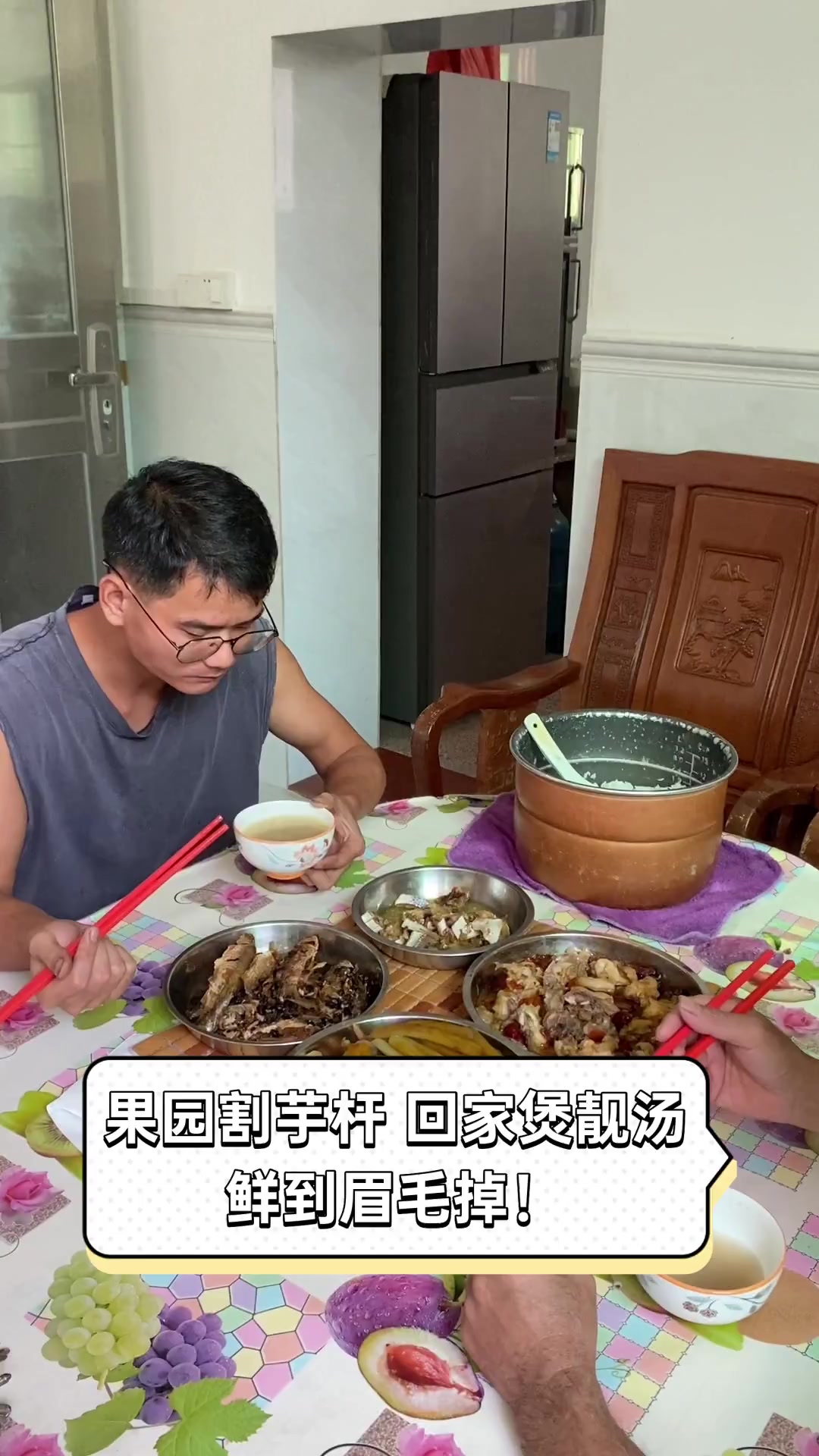 果园割芋杆,回家煲靓汤,鲜到眉毛掉!