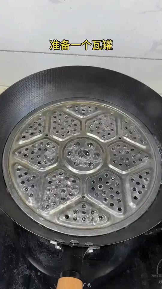 用瓦罐炖出来的鸡蛋羹又嫩又丝滑,给布丁一样,简单好吃又营养,孩子可喜欢吃了!