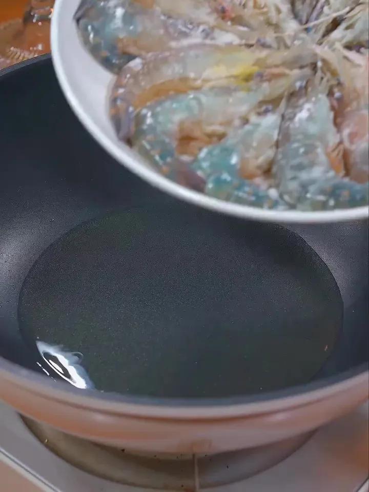 28. 这个季节的罗氏虾又大又肥,像我这样做个咖喱虾吧,配上点土豆一起,真的是又香又好吃…