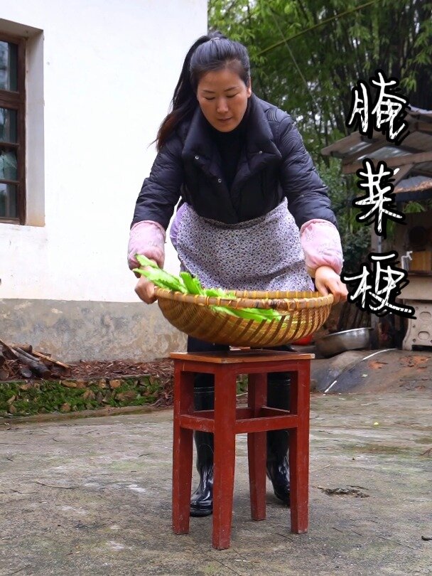 每当芥菜成熟时,我都腌到一些芥菜梗来吃!