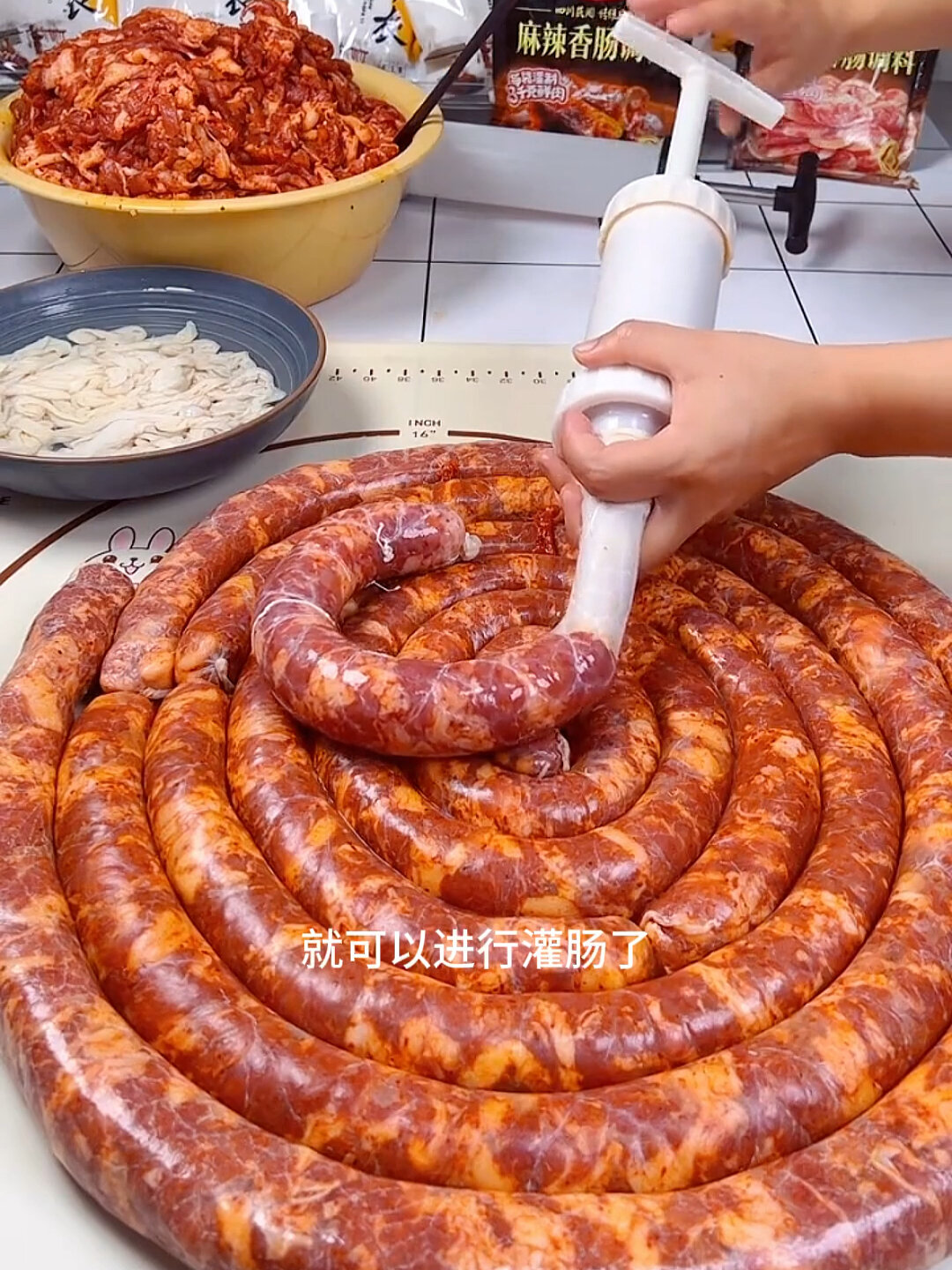 新鲜前腿肉清洗干净晾干水分后瘦肉切大薄片肥肉切小薄片6到7斤