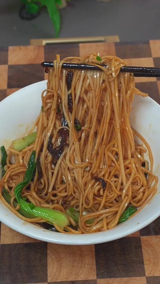 天气热没胃口吃饭,我都是给孩子做这个葱油拌面,做法简单又好吃