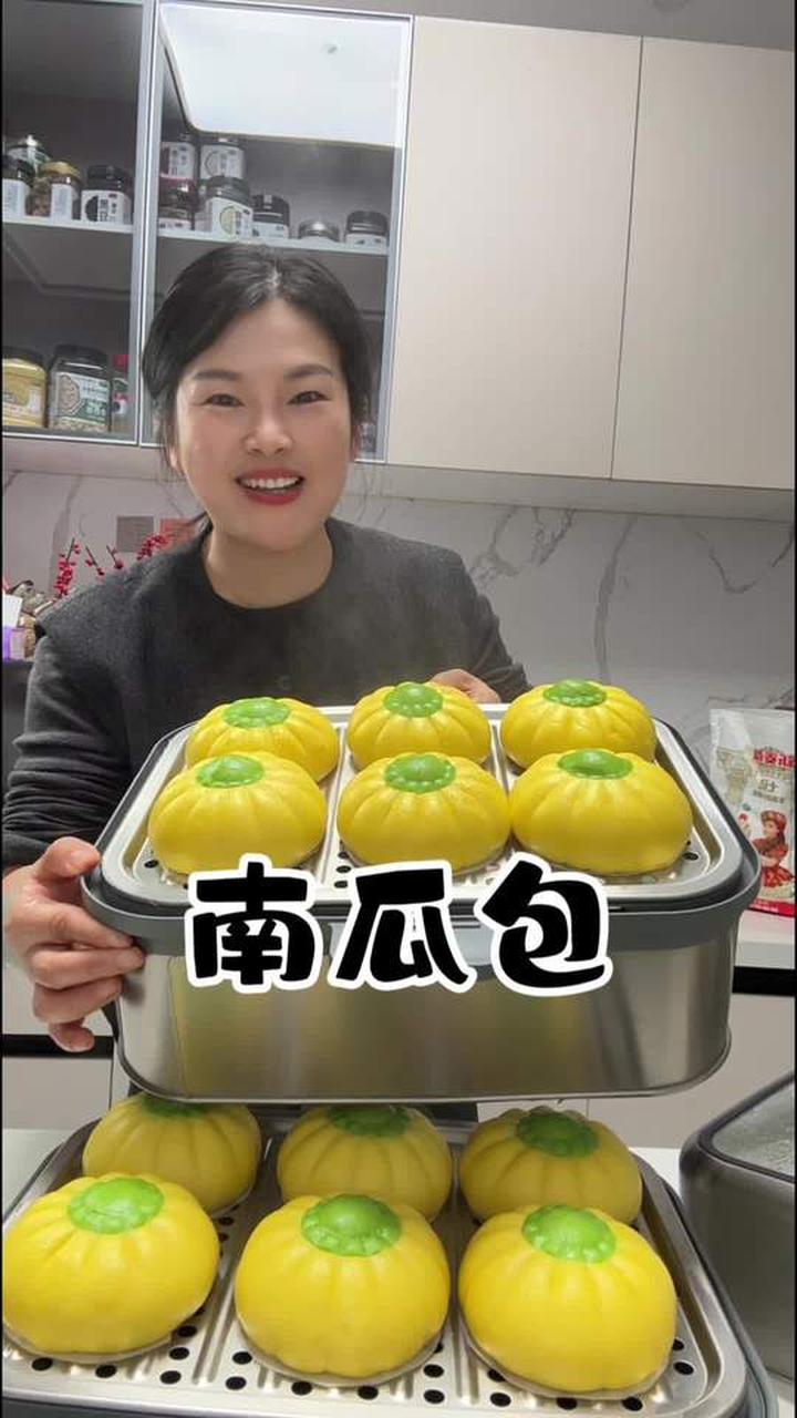今天用南瓜泥和面做了南瓜造型的包子,面皮松软细腻