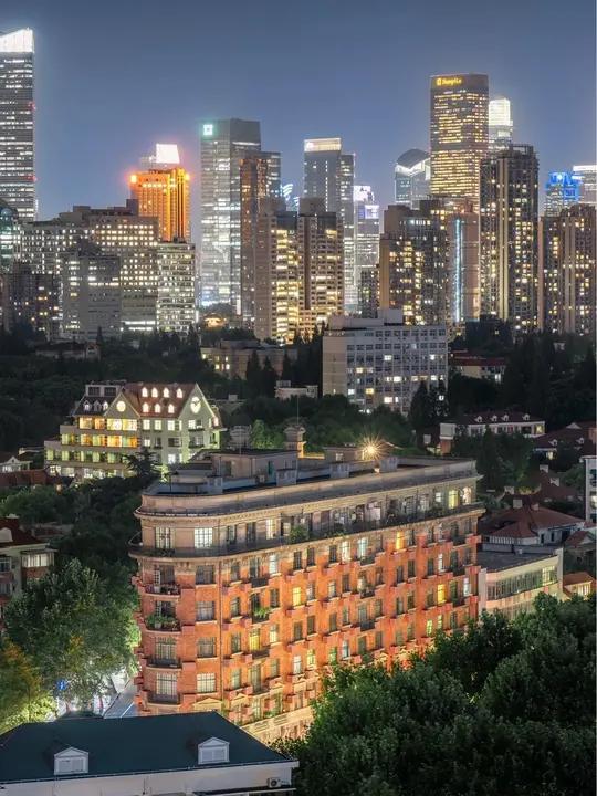 幸福有很多种 普通的日子也可以吃到蛋糕算一种  摄影 上海 取景器里的世界 调色 文案