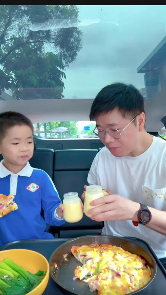 80后老父亲给二年级小学生送饭第185天 中午去学校给我家小学生送饭,今天午餐吃家庭版披萨