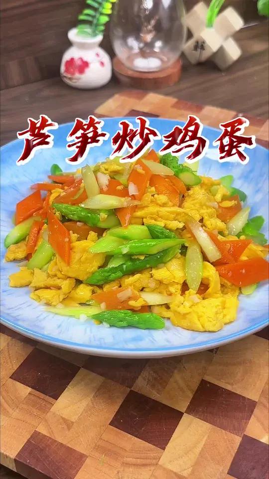 您一定要记住了,孩子正在长身体,所以营养搭配我从不马虎,每周我都会做两次这道芦笋炒鸡蛋,清