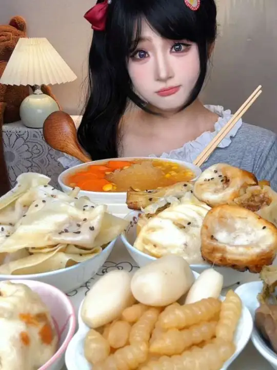 银耳玉米冰粥，生煎包，小笼包，鱼香肉丝包，粉丝包，韭菜鸡蛋锅贴，豆腐锅贴，烧麦，咸菜
