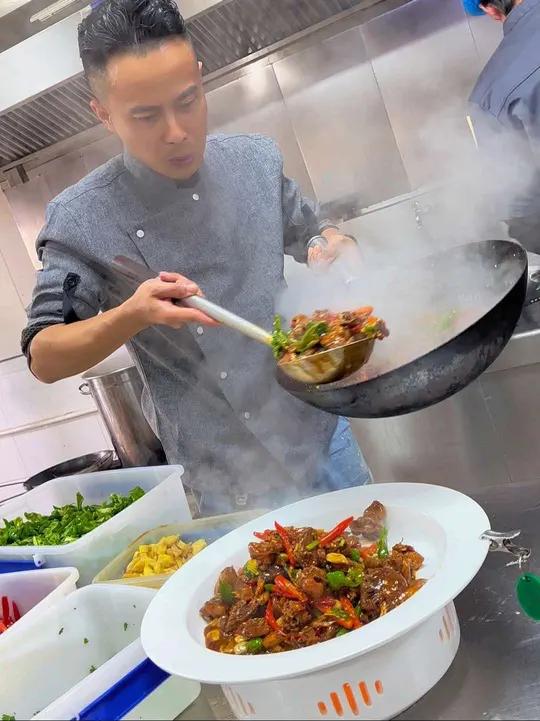 (枣庄辣子鸡)主料:取本地当年散养小公鸡一只(约1750克)辅料:本地薄皮辣椒(螺丝椒)1