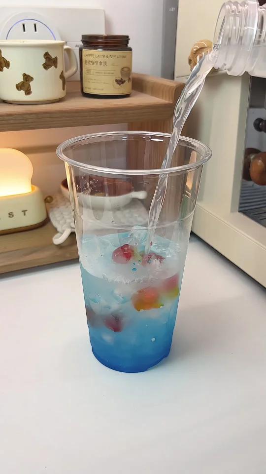 谁能拒绝一大杯敲好喝的金鱼气泡水!