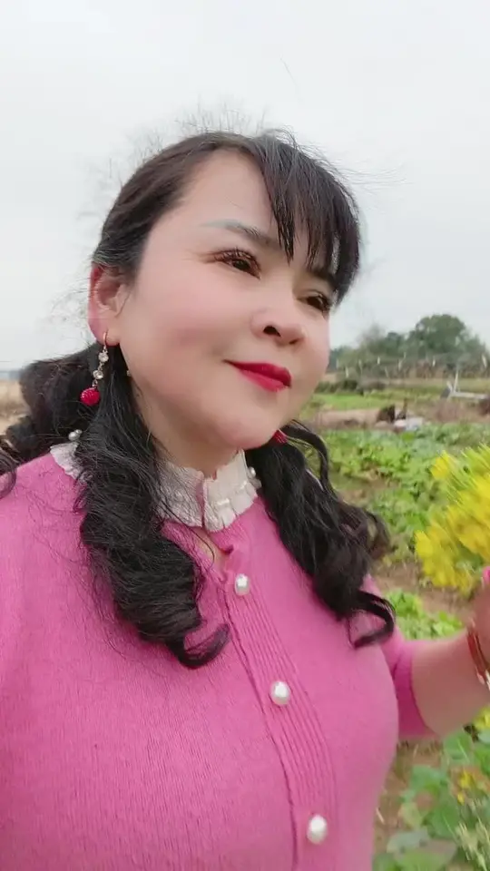 友友早上好！回老家看到菜柳开花啦