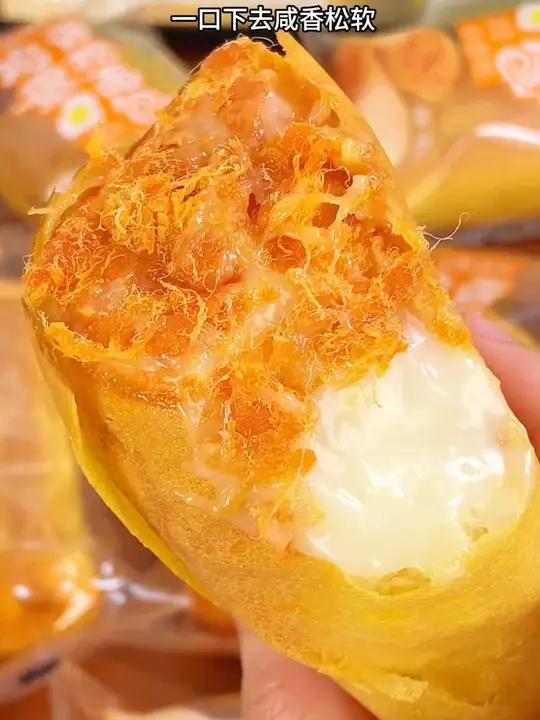 早餐吃什么 鸡蛋香松面包 独立包装,两头是满满的肉松,中间是浓郁的沙拉酱夹心,一口下去柔软